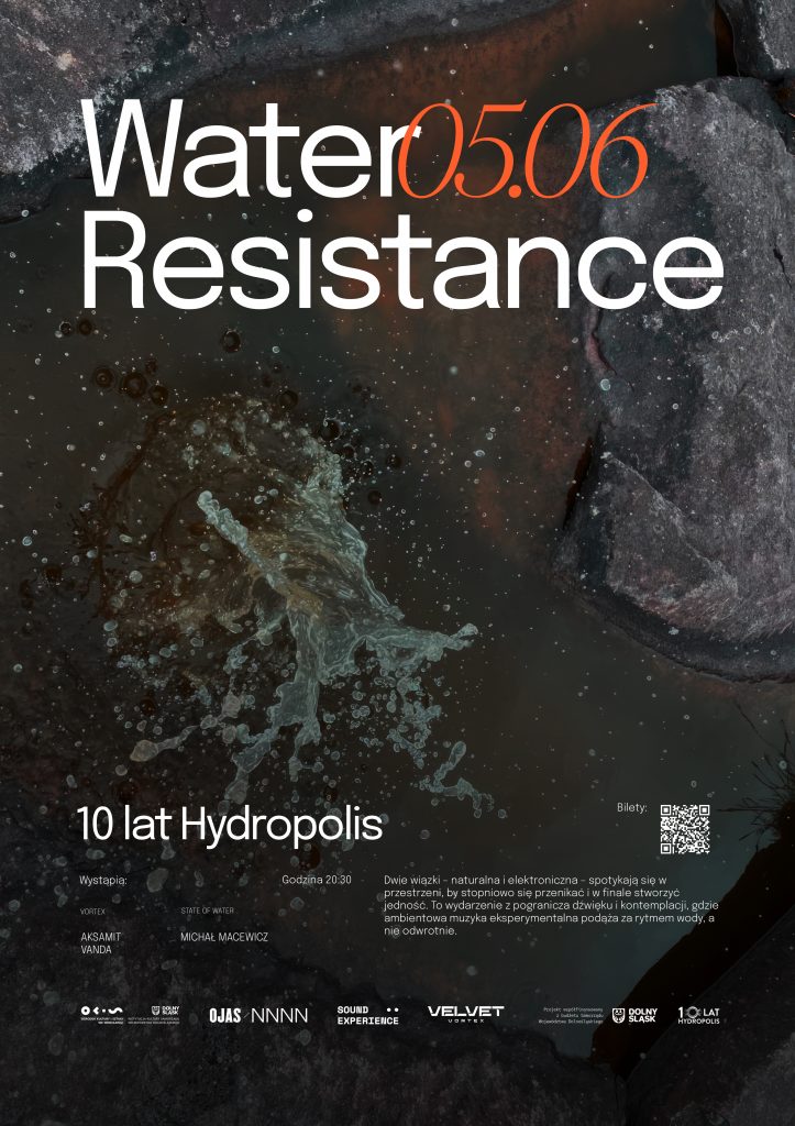 Obraz przedstawia plakat zapraszający na wydarzenie Water Resistance. Wskazuje, że wydarzenie odbędzie się 5.06.2025 r. W tle woda i kamienie