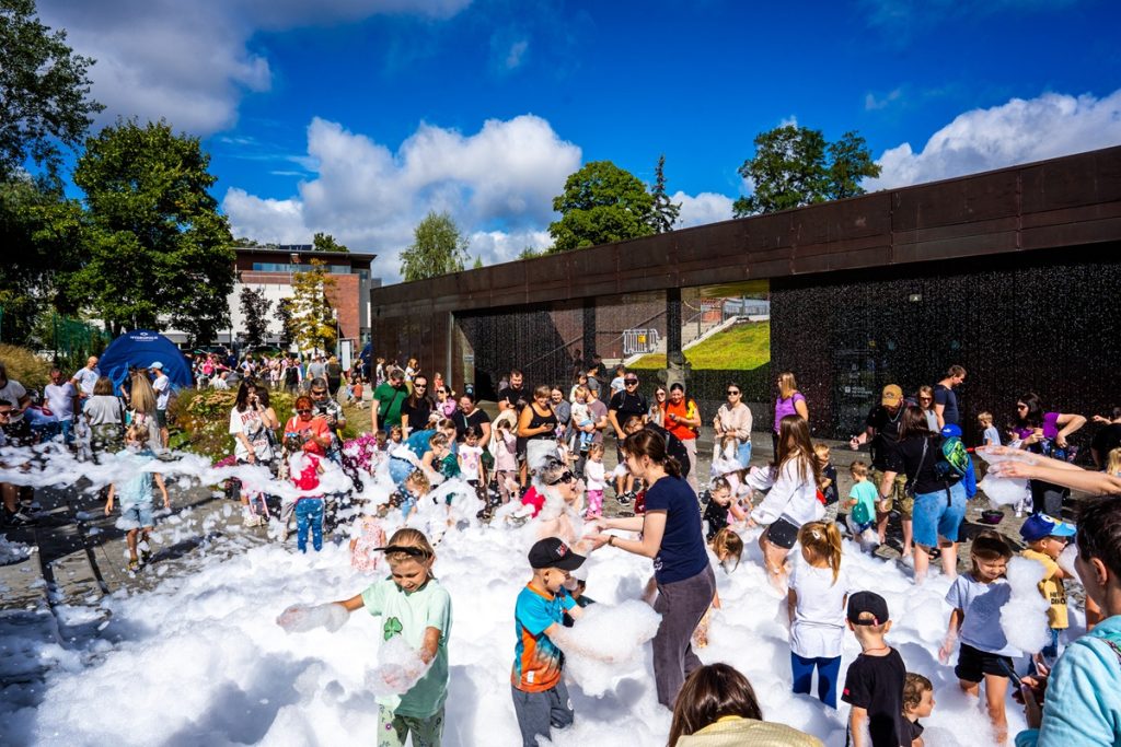 Dzieci i dorośli bawią się podczas piana party na terenie przed Hydropolis we Wrocławiu.